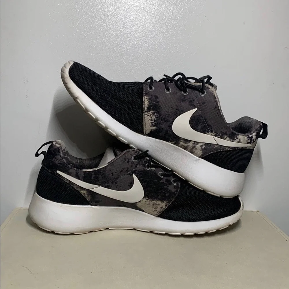 Nike Roshe Run: Women’s 9